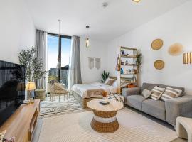 Boho Bloom Studio Apartment by JK，位于沙迦的宠物友好酒店