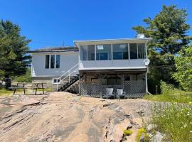 Georgian Bay 3-bdrm lakefront Main House，位于Dillon的酒店