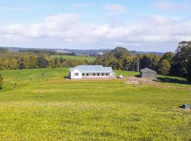 Stunning Top of the Otways Views 3-4 Bedroom House，位于Beech Forest的酒店
