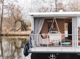 Deine schwimmende Auszeit auf dem Wasser -Festlieger Hausboot Tobago，位于德米茨的酒店