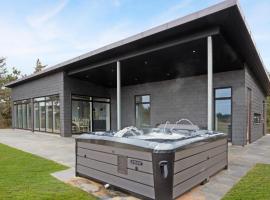 Beach Front Home In Thyholm With Sauna，位于蒂霍尔姆的酒店