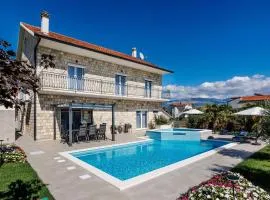 6 Bedroom Stunning Home In Sinj