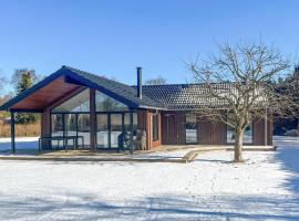 4 Bedroom Awesome Home In Hornbæk，位于霍恩拜克的酒店