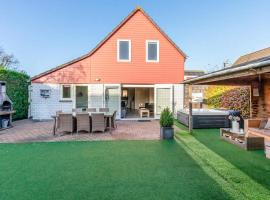 Beautiful Home In Wemeldinge With Sauna，位于韦默尔丁厄的酒店