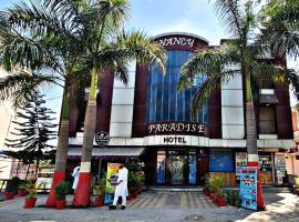 Nancy Paradise Hotel，位于Bahādrābād的酒店