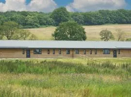 Starlight Lodge - 4 bedroom Barn with Hot Tub!