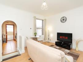 Classy Home near Southampton Airport -Free parking，位于伊斯特雷格的酒店