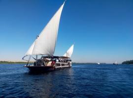 Saphir Dahabiya luxury sailing boat Nile cruise Every Saturday from Luxor 4 or 7 nights，位于卢克索的酒店