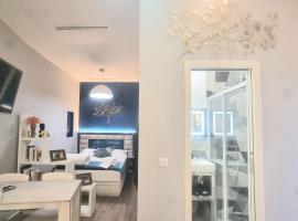 Home in Paris Eiffel Tower & Champs Elysees，位于巴黎的酒店