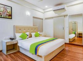 Hotel Whitehouse - Top Rated Fully AC - Near Prem Mandir- In house parking - Mukund Hospitality，位于范兰德凡的酒店