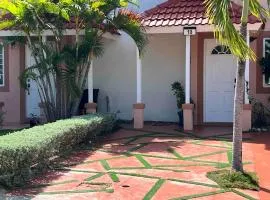 Kingston Getaway - Gated 2BR with Mountain Views