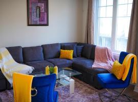 Newly Built 3 plus 1 bedroom Ravine lot Townhouse, Brampton, Ontario，位于布兰普顿的酒店
