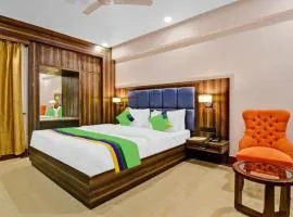 Hotel Light House -Free unlimited 5g internet, in house parking- Fully AC - Near Prem Mandir，位于范兰德凡的旅馆