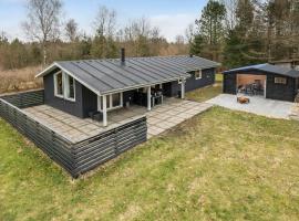 3 Bedroom Cozy Home In Herning，位于海宁的酒店