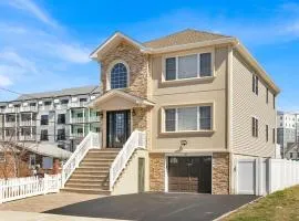 The Seabreeze Haven- Luxury 3BR Coastal Retreat - Near Beach & Free Parking