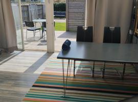 Privat gästhus med egen trädgård，位于谢夫灵厄的酒店