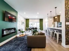 5BR-Luxury Retreat-Hot Tub-King Bed-Rogers Place-DT