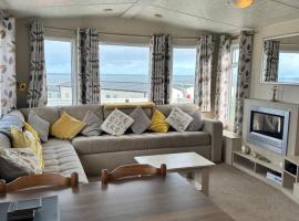 Main South View A8 - Crimdon Dene Holiday Park，位于Hart的带泳池的酒店