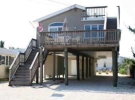 Single Family, Ship Bottom, Bayside, Deck, Private Yard, Wifi, High Speed Internet, Central Air, Ship Bottom Bay Side Raised Ranch, 2 Decks Close To,，位于希普博特姆的酒店