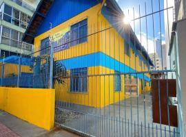 Suítes Yellow House BC，位于巴拉奈里奥-坎布里乌的酒店