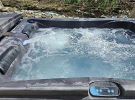 Rustic Retreat, Pickleball Court, Creek, WIFI, Mountain Views, Starting at 79"，位于科斯比的酒店