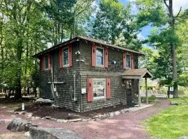 Cozy Cottage, Private Lake Access, Fires and Fun!