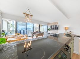 Bright Beach Style Condo Steps to Pool, Hot Tub and Parking