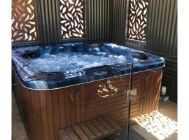 Unique Zone half house with games room & outdoor jacuzzi in Maiden Gully, Bendigo，位于本迪戈的酒店