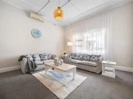 Hamptons Bungalow at Semaphore - 3BR, Parking, BBQ