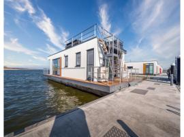 Houseboat in Ribnitz near Baltic Sea，位于里布尼茨达姆加滕的酒店