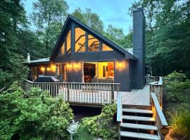 Luxe Lake Harmony Home, Game Room, Firepit, Deck，位于Spilt Rock的木屋