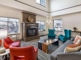 雷德蒙机场康福特套房酒店，位于雷德蒙德的Spa酒店