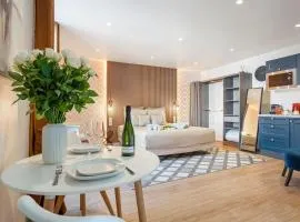 Nice Renting - Love Room Massena - Luxe Room - Jacuzzi - Terrace - King Bed - AC