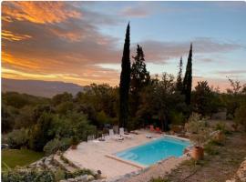 Bastide provençale "L'Agarusse"，位于Belcodène的酒店
