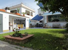 Villa con giardino a pochi passi dal mare，位于阿尔代亚的酒店