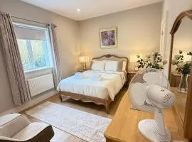 Castle View House - Private Vacation Home with Mountain & Sea Views - 5 min walk to Glenbeigh Village - 10 min drive to Rossbeigh Beach & Dooks Golf Course - On the Ring of Kerry-Wild Atlantic Way - 30 minute drive from Muckross House and National Park