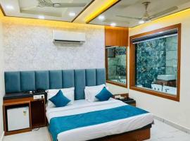 Hotel Urban silverkey Golden house - Vrindavan Best selling Hotel- Near Prem Mandir - Ideal For Families，位于范兰德凡的酒店