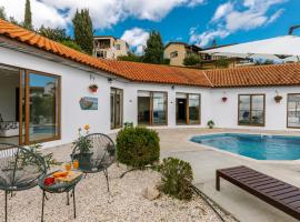 Dream Villa in Tala with Private Pool, Sea & Mountain Views & Garden Retreat，位于帕福斯的酒店