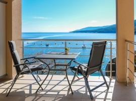 Studio apartment above promenade w terrace & parking，位于拉巴克的酒店