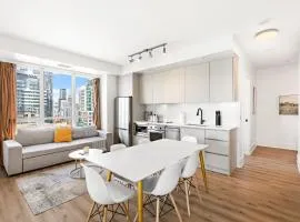 3-Bedroom Apartment in the Heart of Downtown Toronto Walk to Shops and Attractions
