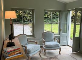 Mizzle Cottage，位于Cloghjordan的酒店