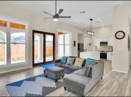 Cheerful Lakeside Retreat-Just Minutes to the lake