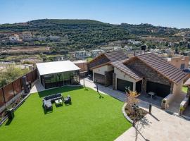 וינטאג' וויליג' - כפר נופש מהמם עם בריכה מחוממת מקורה וג'קוזי אירוח דרוזי，位于Beit Jann的带泳池的酒店