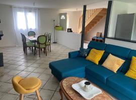 Country house with unfenced garden，位于Lindry的酒店