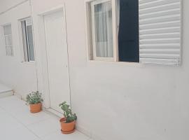 D apartaestudio amoblado central con cocina y baño，位于Chiquinquirá的酒店