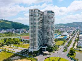 Bay View Halong Homestay Panoramic Bay View Luxury Apartment，位于下龙湾的酒店