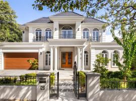 Luxurious French Provincial Home in Mt Waverley，位于Mount Waverley的酒店