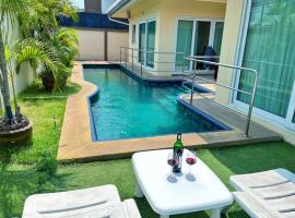 2 BR villa with private swimming pool and jacuzzi 350m from beach，位于南芭堤雅的别墅