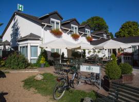 Das FRITZ Hotel Schwerin schöne Lage im Grünen mit regionaler Küche kostenfreien Parkplätzen und E Ladestation，位于什未林的酒店