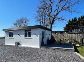 Seiriol, Modern Lodge with Games Room Access，位于梅奈布里奇的酒店